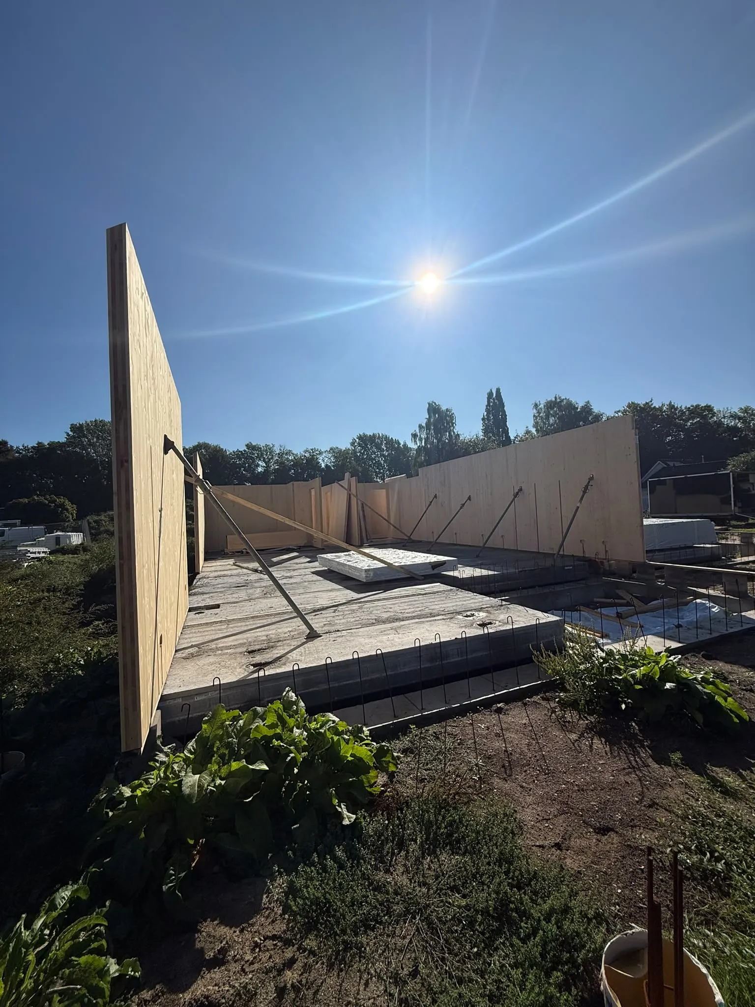 CLT-wanden gestut tijdens de montage